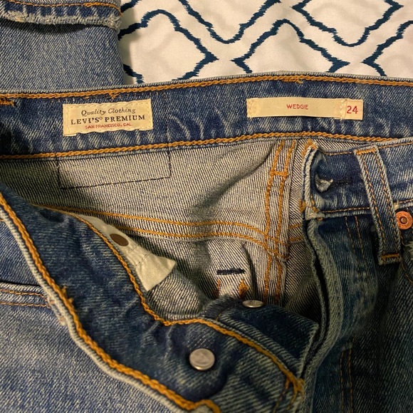 Levi’s Wedgie Straight Jeans in “These Dreams” - Picture 3 of 3